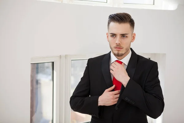 Geschäftsmann im Anzug in Bürogebäude — Stockfoto