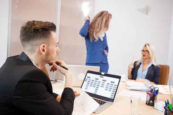 Equipo de empresarios en la sala de conferencias — Foto de Stock