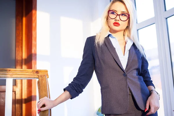 Kendine güvenen iş kadını bir bina iç