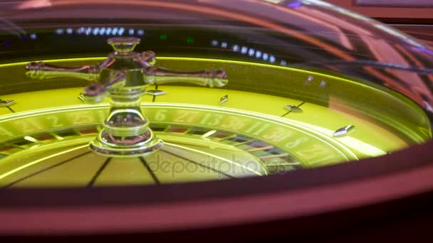 Glücksspiel Roulette Drehen im Casino — Stockvideo