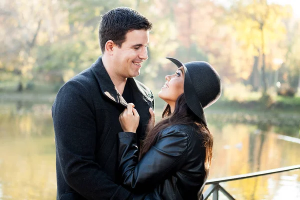 Hermosa pareja en el parque —  Fotos de Stock