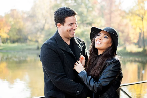 Hermosa pareja en el parque —  Fotos de Stock