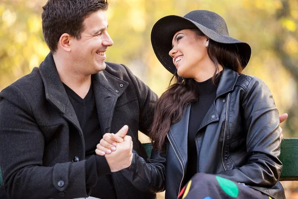 Hermosa pareja en el parque —  Fotos de Stock