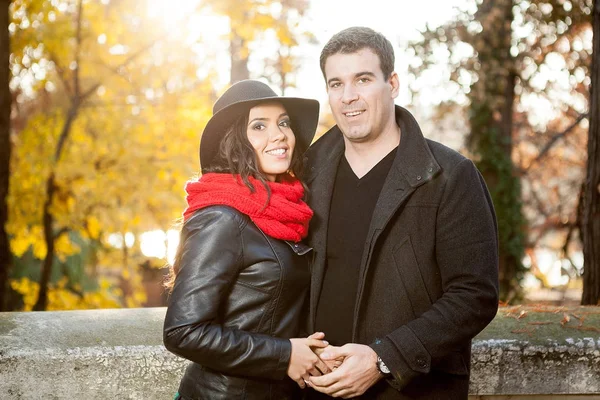 Hermosa pareja en el parque —  Fotos de Stock