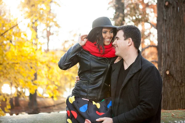 Hermosa pareja en el parque —  Fotos de Stock