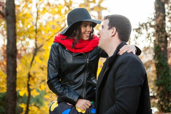 Hermosa pareja en el parque —  Fotos de Stock