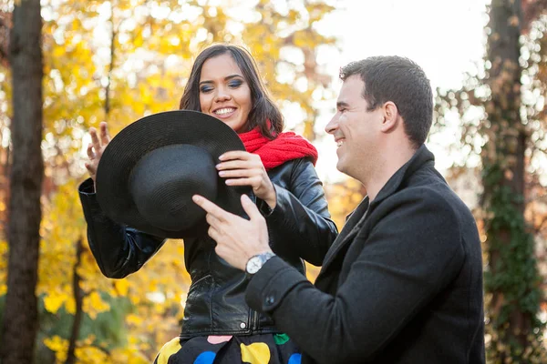 Hermosa pareja en el parque —  Fotos de Stock