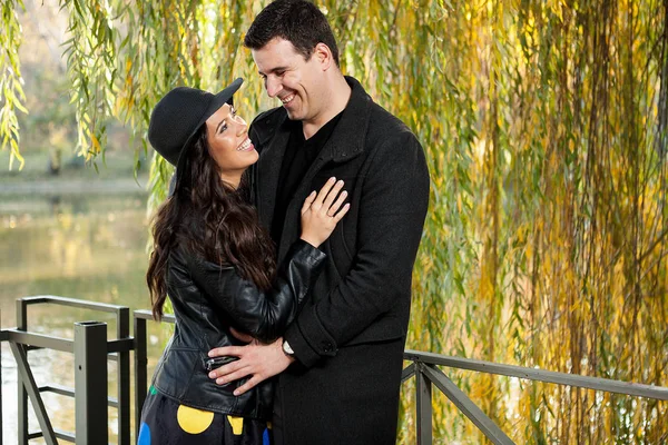 Hermosa pareja en el parque —  Fotos de Stock