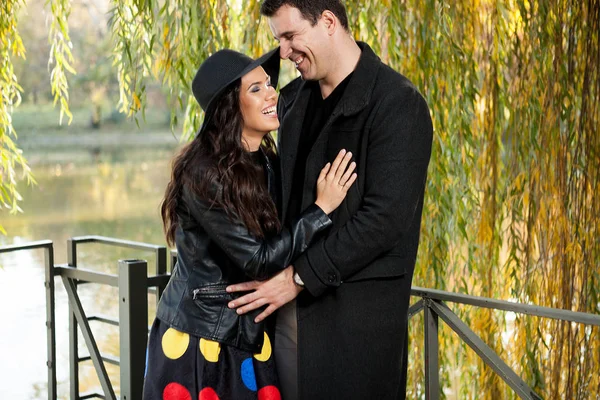 Hermosa pareja en el parque —  Fotos de Stock