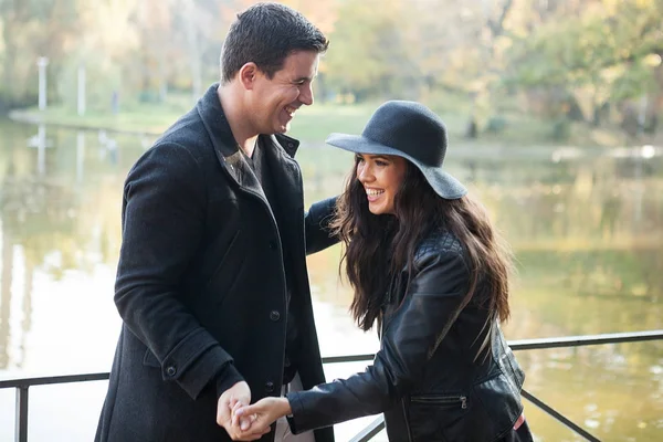 Hermosa pareja en el parque — Foto de Stock