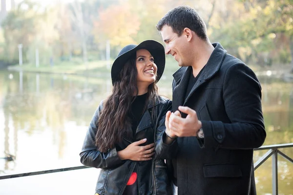 Hermosa pareja en el parque —  Fotos de Stock