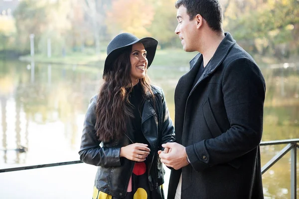 Hermosa pareja en el parque —  Fotos de Stock