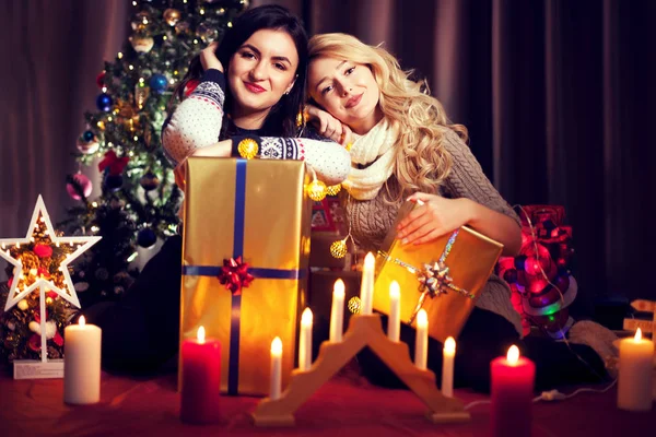 Deux amies devant l'arbre de Noël — Photo