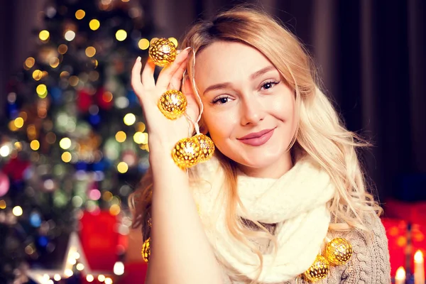 Portrait de belle femme blonde à Noël décoré interi — Photo