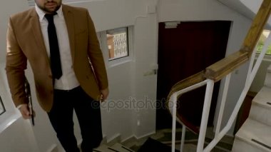 Girme office ve merdivenlerde yürüyen takım profesyonel iş adamı