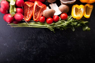 Koyu ahşap arka organik sağlıklı sebze farklı türü