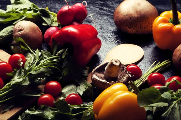 Красный и желтый перец, грибы и зелень — стоковое фото