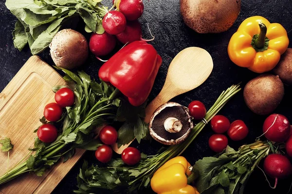 Красный и желтый перец, грибы и зелень — стоковое фото