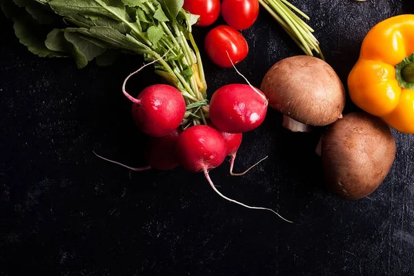 Von oben Nahaufnahme verschiedener Gemüsesorten auf dunklem Tisch — Stockfoto