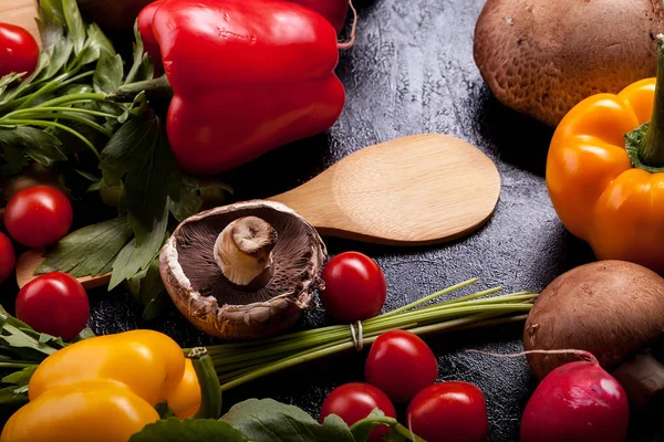 Вкусный свежий овощ на темном деревянном фоне — стоковое фото