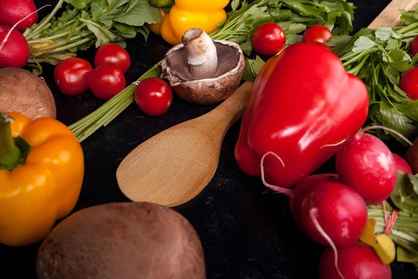 Köstliches frisches Gemüse auf dunklem Holzgrund — Stockfoto