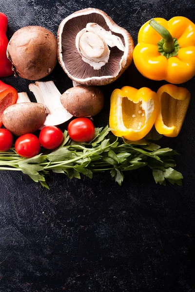 Diferentes tipos de verduras orgánicas saludables en la espalda de madera oscura —  Fotos de Stock