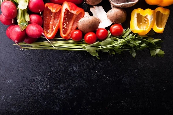 Diferentes tipos de verduras orgánicas saludables en la espalda de madera oscura —  Fotos de Stock
