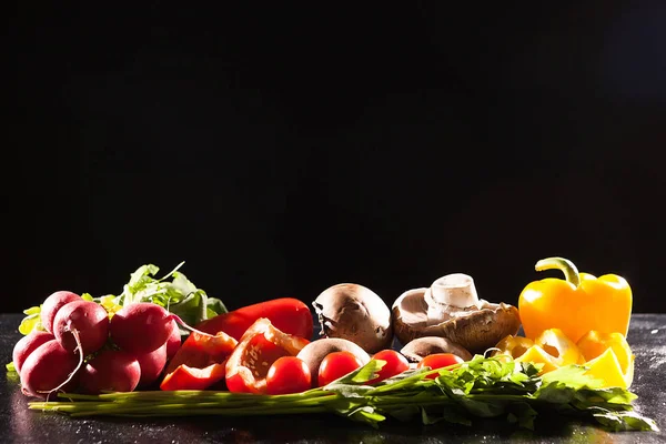 Diferentes tipos de vegetais orgânicos saudáveis nas costas escuras de madeira — Fotografia de Stock