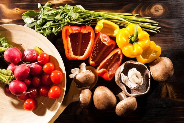 Diferentes tipos de verduras orgánicas frescas en la espalda de madera quemada —  Fotos de Stock