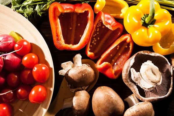 Diferentes tipos de verduras orgánicas frescas en la espalda de madera quemada —  Fotos de Stock