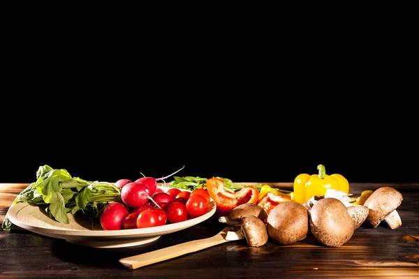 Comida orgánica saludable. Vedetables sobre fondo de madera quemada —  Fotos de Stock