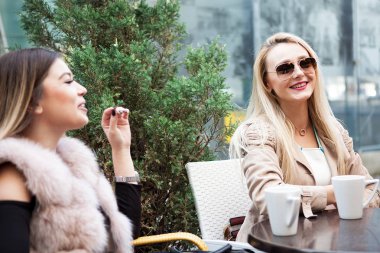 Kız şehir rahatlatıcı arkadaşlar