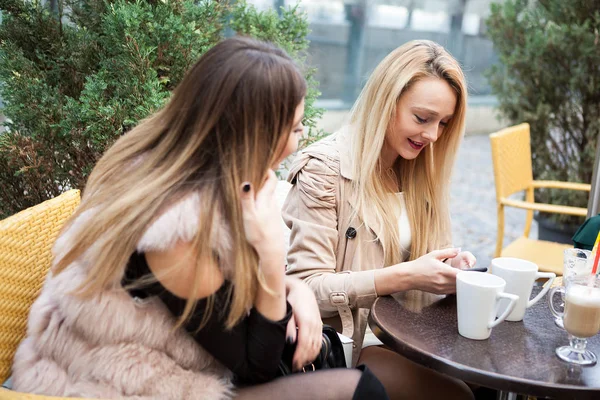 Gruppe von Freundinnen auf Kaffeeterrasse im Wurmherbst — Stockfoto