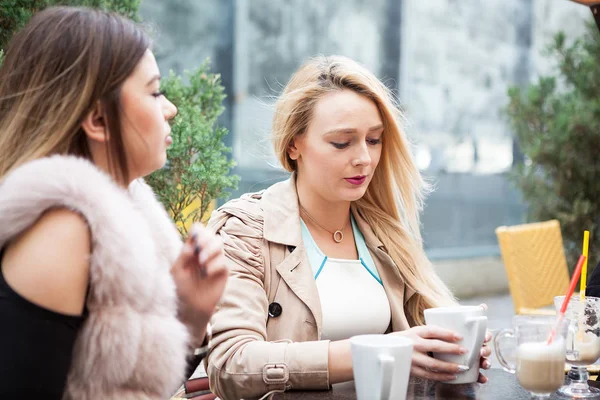 Freundinnen in der Stadt entspannen sich — Stockfoto