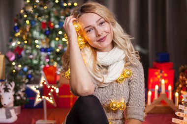 Noel ağacının yanındaki güzel genç kadın