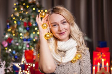 Onun evinde Noel ağacının yanındaki çekici genç kadın