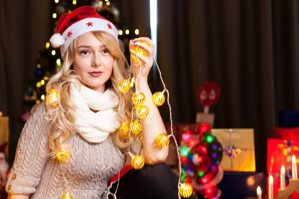 Belle femme blonde à Noël décoré intérieur — Photo