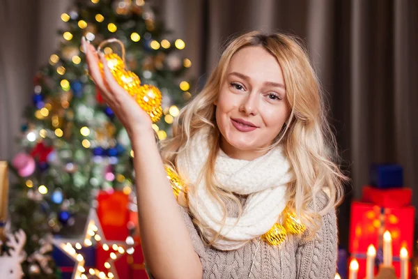 Jolie jeune femme dans sa maison à côté de l'arbre de Noël — Photo