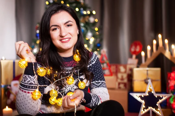 Belle jeune femme à côté de l'arbre de Noël — Photo