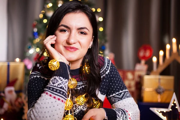 Joyeuse fille à côté de l'arbre de Noël — Photo