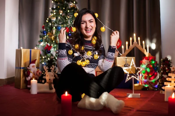 Bonne fille souriante dans la maison de Noël — Photo