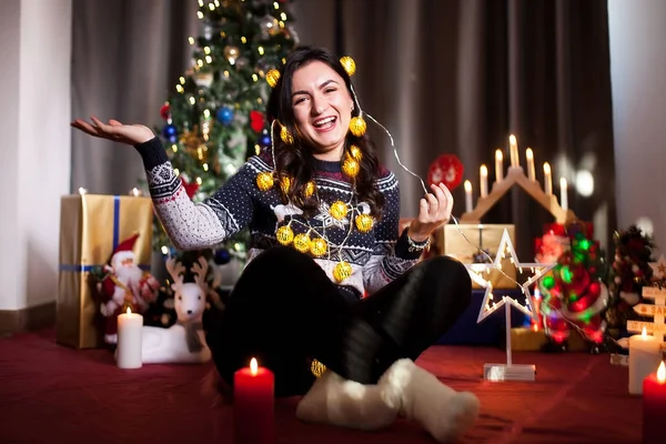 Bonne fille souriante dans la maison de Noël — Photo