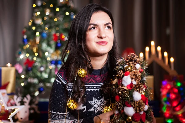 Joyeux jeune femme tenant un mini sapin de Noël dans les mains — Photo