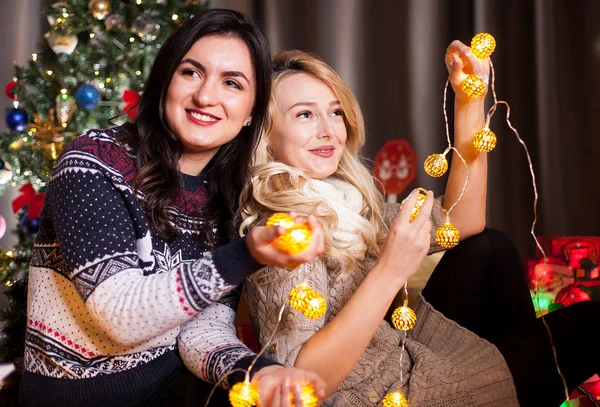 Deux bonnes amies à côté d'un arbre de Noël décoré havin — Photo