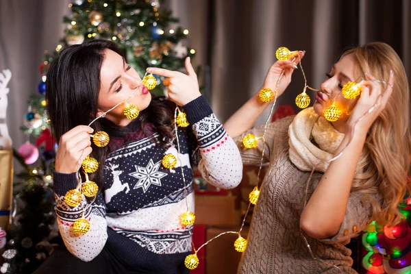 Sourire et s'amuser. Deux filles dans la chambre décorée de Noël — Photo