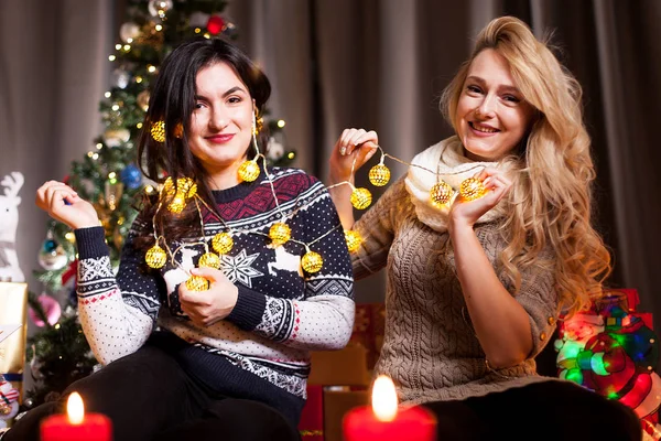 Bonheur et amitié. Deux femmes à la veille de Noël — Photo