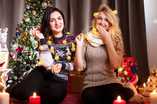 Bonheur et amitié. Deux femmes à la veille de Noël — Photo