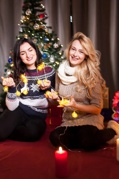Deux femmes dans la veille de Noël s'amuser dans la maison décorée — Photo