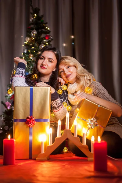 Heureux amis avec de grandes boîtes-cadeaux dans la chambre décorée de Noël — Photo
