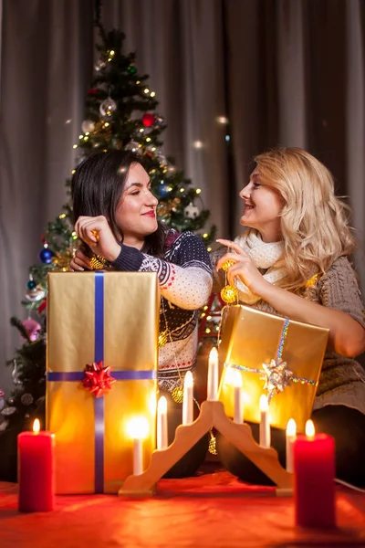 Heureux amis avec de grandes boîtes-cadeaux dans la chambre décorée de Noël — Photo